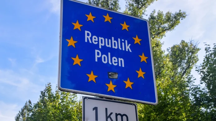 Έχω ξεκαθαρίσει στη γερμανική πλευρά πως αν συνεχίσει αυτή την πρακτική, θα ενεργοποιήσω το άρθρο 72 της ΕΕ περί αναστολής των συμβατικών μας υποχρεώσεών, είπε ο Πολωνός πρωθυπουργός.