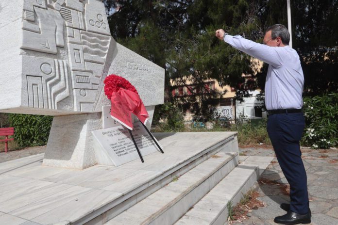 Ο Σωκράτης Φάμελλος συνοδευόταν από κλιμάκιο του ΣΥΡΙΖΑ - ΠΣ, μεταξύ των οποίων ήταν η βουλεύτρια Β' Πειραιά Νίνα Κασιμάτη και το μέλος της Πολιτικής Γραμματείας Γιάννης Ραγκούσης.