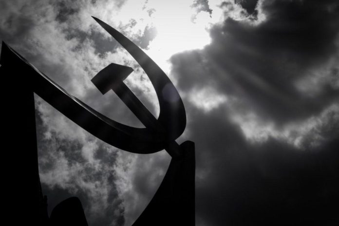 Τέσσερις ευρωβουλευτές από την Τσεχία και ένας από τη Βουλγαρία ζητούν την απαγόρευση κομμουνιστικών και ρωσικών στρατιωτικών συμβόλων - Επιστολή από την ευρωομάδα του ΚΚΕ στην Κομισιόν.