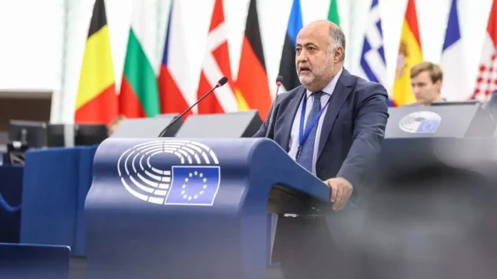Συγκεκριμένα, ερωτά την Επιτροπή πως σκοπεύει να αυστηροποιήσει τους ελέγχους γνησιότητας του μελιού και να ενισχύσει τον μελισσοκομικό τομέα απέναντι στις προκλήσεις που αντιμετωπίζει λόγω της κλιματικής κρίσης.