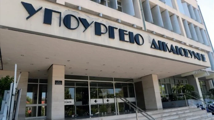 Το υπουργείο Δικαιοσύνης απάντησε στον ΣΥΡΙΖΑ για δήθεν «σκανδαλώδη» τροπολογία που προβλέπει τη δυνατότητα συμμετοχής συγγενικών προσώπων πολιτικών σε offshore εταιρείες του εξωτερικού τονίζοντας πως δεν έχει καμία σχέση με την πραγματικότητα.
