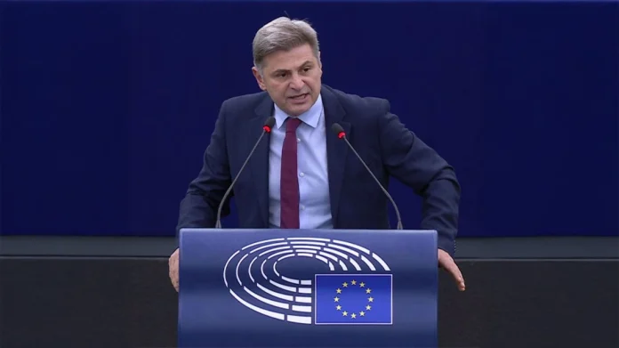 Ο Έλληνας ευρωβουλευτής τονίζει ότι ως μέλος της Επιτροπής Προϋπολογισμού του Ευρωπαϊκού Κοινοβουλίου θα θέσει θέμα ακύρωσης του πακέτου χρηματοδότησης, οι εκταμιεύσεις του οποίου συναρτώνται με την πρόοδο της Αιγύπτου σε θέματα ανθρωπίνων δικαιωμάτων, κράτους δικαίου και δημοκρατίας.