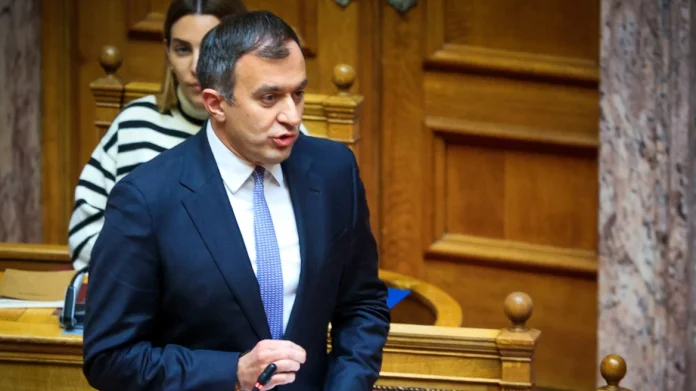 Ο κ. Χατζηβασιλείου επανέλαβε επίσης τη σταθερή θέση της Ελλάδας υπέρ μίας λύσης δύο κρατών στην περιοχή, στα όρια του 1967.