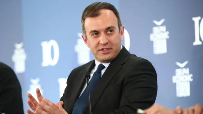 Ο Υφυπουργός Εξωτερικών θα έχει συναντήσεις με μέλη της ισπανικής κυβέρνησης και θα πραγματοποιήσει ομιλία στο Βασιλικό Ινστιτούτο Elcano, κορυφαίο ισπανικό «think tank» για διεθνείς και στρατηγικές μελέτες.