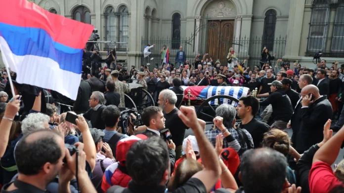 Σκεπασμένο με τη σημαία της Ουρουγουάης, το φέρετρο με τη σορό του Μουχίκα τοποθετήθηκε σε κιλλίβαντα που έσερναν άλογα.