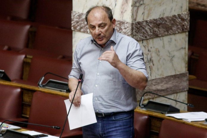 Το μέλος της Κεντρικής Επιτροπής της Νέας Αριστεράς γνωστοποίησε την αποχώρησή του από το κόμμα με ένα κείμενο που συνοδευόταν από στίχους του γνωστού ράπερ.