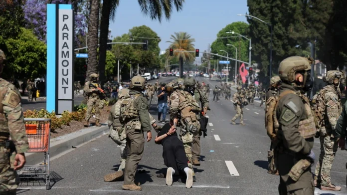 «Η Εθνοφρουρά έκανε τη δουλειά της, ποτέ ξανά μάσκες σε διαδηλώσεις» είπε ο Τραμπ για τις ταραχές - Οι διαδηλωτές διαμαρτύρονται για τις συλλήψεις παράνομων μεταναστών - Τραυματίστηκαν δύο αστυνομικοί.