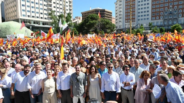 Η οικογένεια και το κόμμα του πρωθυπουργού της Ισπανίας, Πέδρο Σάντσεθ ταλανίζονται από μια σειρά κατηγοριών για διαφθορά - Αντίστοιχες κατηγορίες αντιμετωπίζει και το συντηρητικό κόμμα που διοργάνωσε τις διαδηλώσεις.