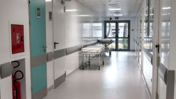 Τη διαδικασία επέλεξε ο συγγραφέας Ντανιέλε Πιερόνι, οποίος έπασχε από Πάρκινσον σε προχωρημένο στάδιο