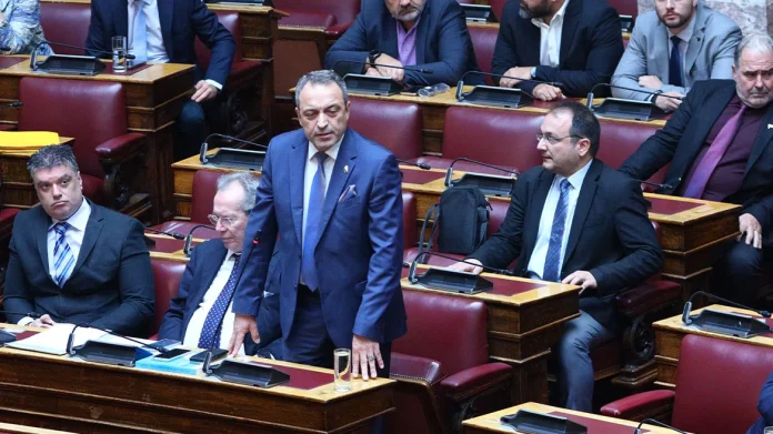 Αντικρουόμενες απόψεις μετά τη μείωση του αριθμού των βουλευτών στους 297 - Το παράδοξο με την Συνταγματική Αναθεώρηση
