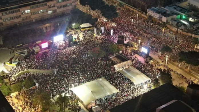 Χιλιάδες πολίτες εκφράζουν την οργή τους για τη συνεχιζόμενη ομηρία και τις θυσίες του Ισραήλ, απαιτώντας συνολική συμφωνία για την επιστροφή των ομήρων.