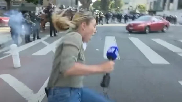 Η Λόρεν Τομάσι χτυπήθηκε από πλαστική σφαίρα προχθές Κυριακή, καθώς κάλυπτε τις διαδηλώσεις εναντίον της πολιτικής του Τραμπ