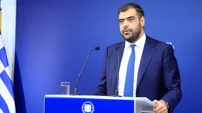 «Είναι τόσο παράλογο που παραλείπουν τον κ. Τσίπρα», σχολίασε - Ο κ. Μαρινάκης διευκρίνισε εξαρχής πως η ανακοίνωση που είχε εκδώσει χθες δεν στρεφόταν κατά των συγγενών των θυμάτων.