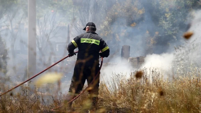 Στο σημείο έχουν σπεύσει 40 πυροσβέστες με 10 οχήματα και 2 ομάδες πεζοπόρων τμημάτων