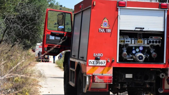 Eπιχειρούν 45 πυροσβέστες με 12 οχήματα, δύο ομάδες πεζοπόρων της 6ης ΕΜΟΔΕ, ένα αεροσκάφος και δύο ελικόπτερα